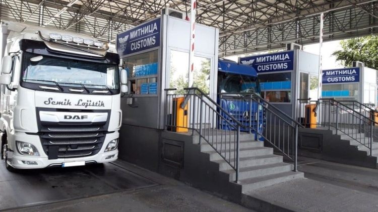 Депутати от ЕС поискаха Шенгенски статут за Румъния и България заради опашките от камиони