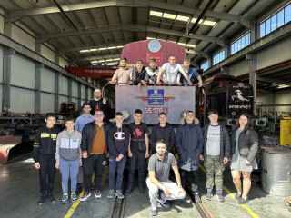 По- големите ученици се запознаха как се модернизират локомотиви серии 52 и 55