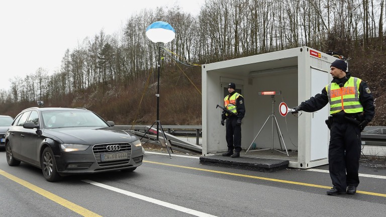 Австрия засилва граничните проверки за напушени германци