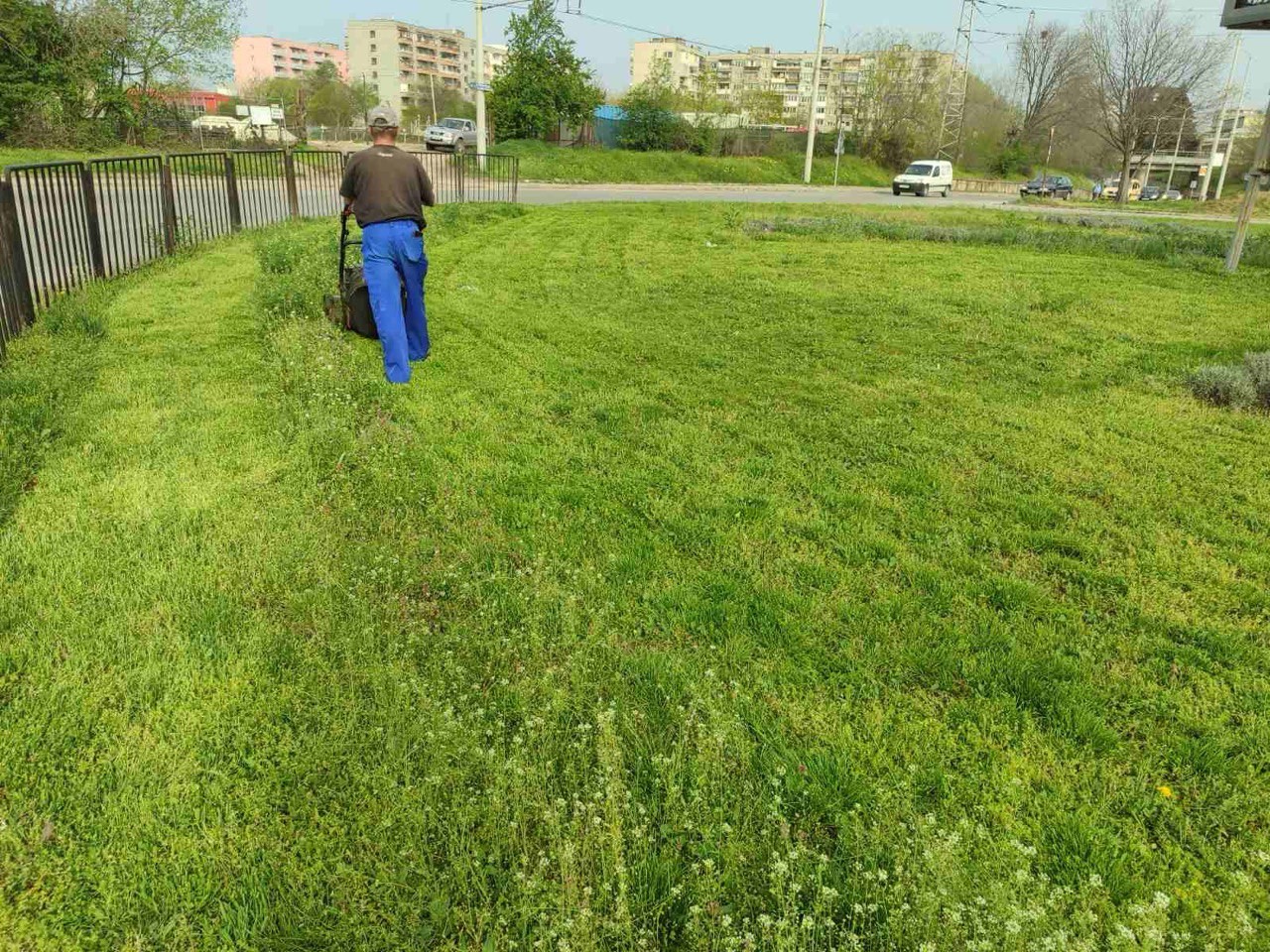 Започва косенето на тревните площи в Русе 