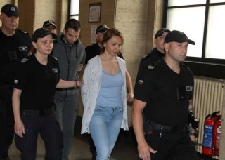 Обвинението твърди, че Петя Банкова насила е местила митнически служители