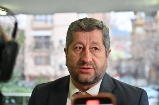 Съпредседателят на ДПС се изявява като съпредседател на ГЕРБ, заяви Христо Иванов. Има твърдения, че Калин Стоянов обслужва Пеевски. 