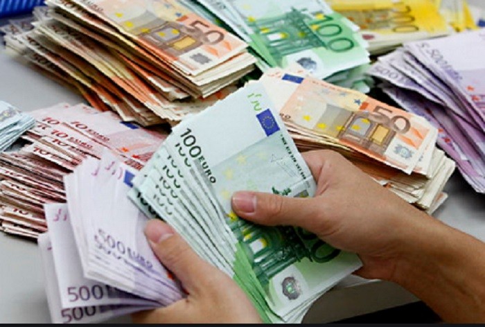 Евродепутатите одобриха таван от 10 хил. евро за плащане в брой 