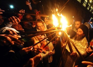 По традиция Русенската митрополия взима Благодатния огън от румънския град Гюргево