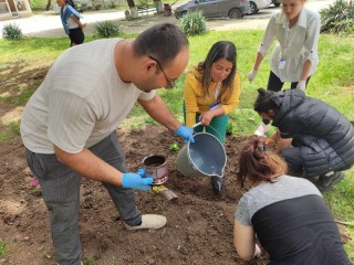  Родители, доброволци и ученици от с.Кошарна се включиха в почистването на парковата зона, центъра, боядисване на пейки и засяването на цветя в градинката