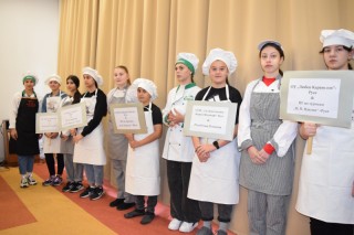 В състезанието взеха участие 6 ученици от различни училища в град Русе, 