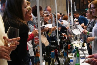    За първи път ще има и обособена бар зона за т.нар. вина Off-Wine