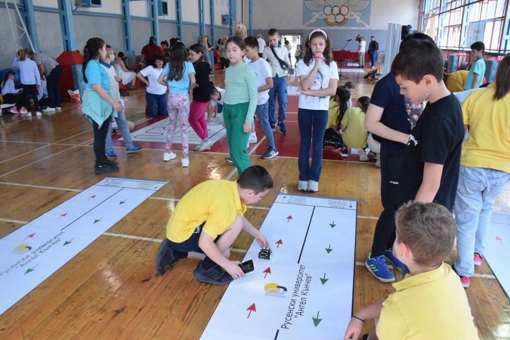 Tретото общинско състезание по роботика за деца се проведе в Русенския университет