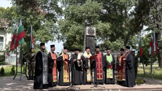    Заупокойна молитва в памет на Христо Ботев и загиналите за свободата на Отечеството отслужиха свещеници от Русенската Света Митрополия