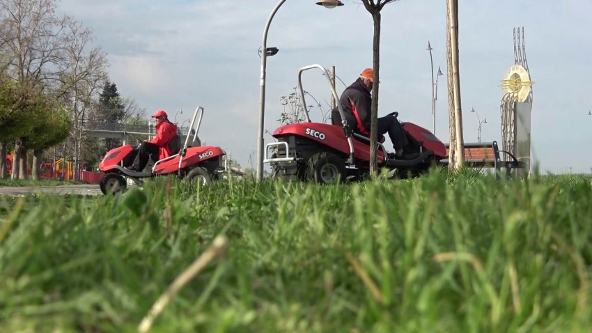 Косенето на тревни площи в Русе продължава и през настоящата седмица