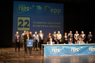    Водачът на листата Бедрос Пехливанян представи пред участниците в срещата  всички кандидати от листата за народни представители на коалиция ГЕРБ-СДС за 19-и МИР-Русе