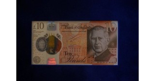 Образът на монарха е върху банкнотите от 5, 10, 20 и 50 лири