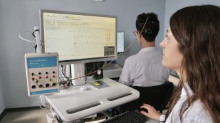 Апаратът измерва мозъчния отговор на различни стимули и дава информация за състоянието на нервната система