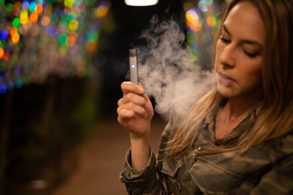 Пулмолог за новата дрога: Пушенето на вейп може да доведе до тежки последици
