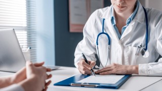   Здравната каса заплаща до два прегледа за здравноосигурен, ако посети личен лекар, различен от този, при когото е записан