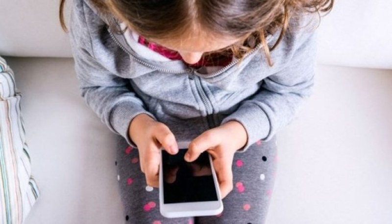 Оставете екраните настрана: Успокояването на дете чрез смартфон вреди на емоциите му

