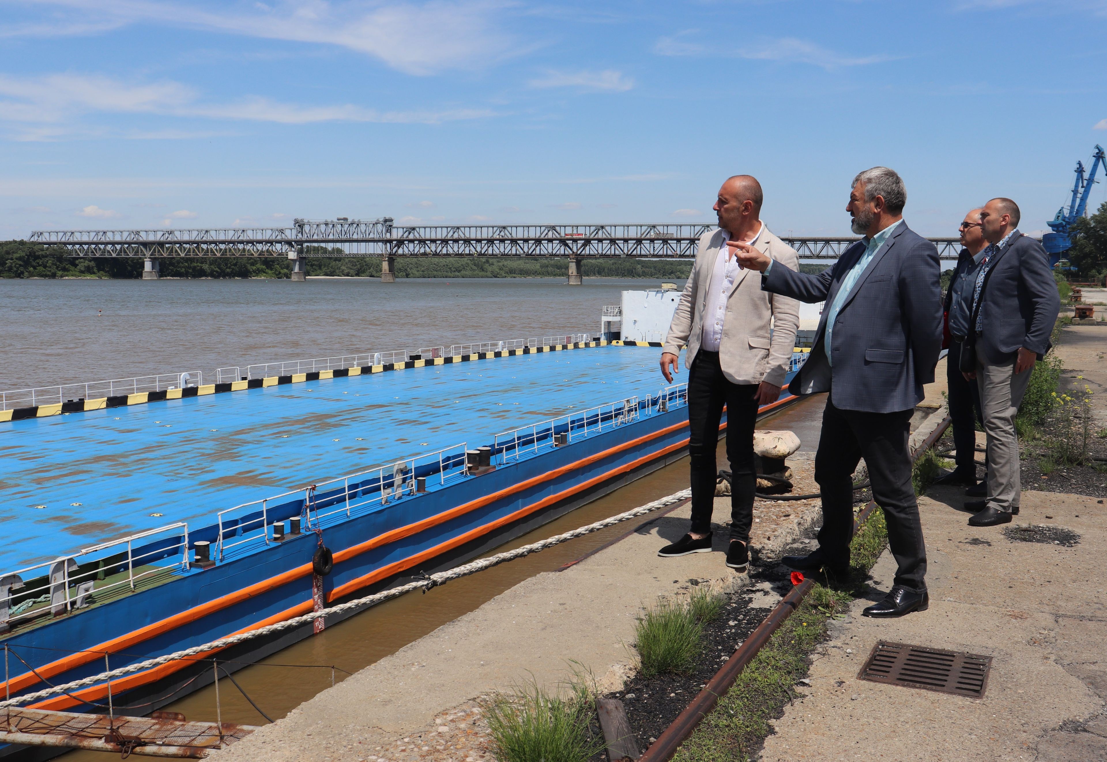 Едва ли фериботът ще е пуснат до започването на основния ремонт на Дунав мост след около две седмици, каквато беше идеята 