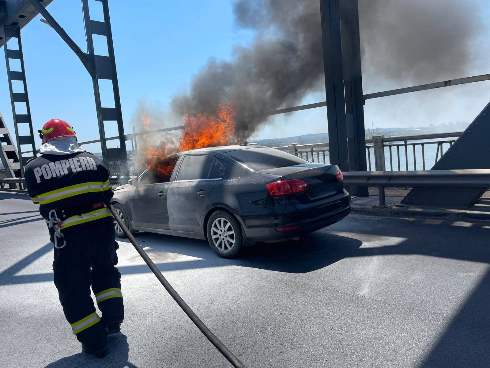 Румънски автомобил се запали в движение на Дунав мост, няма пострадали