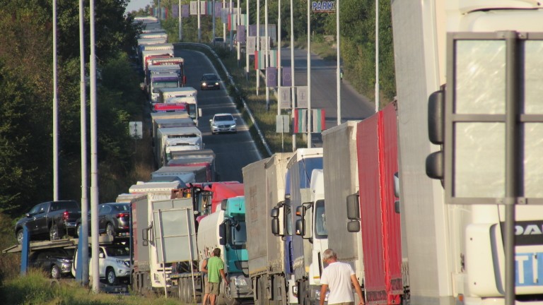 Липсата на синхронизиране по отношение на ТИР-овете създава задръстване на Дунав мост