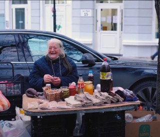    В момента в по-малки населени места в пазарния ден честа практика е върху малки масички или импровизирани маси от кашони и щайги хора да продават каквото имат от личната си градина