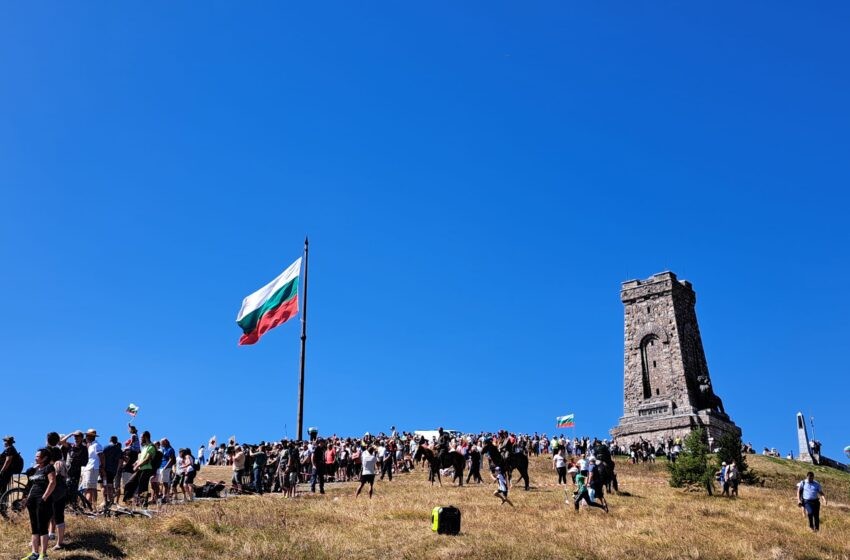 Хиляди отдадоха почит на загиналите на Шипка