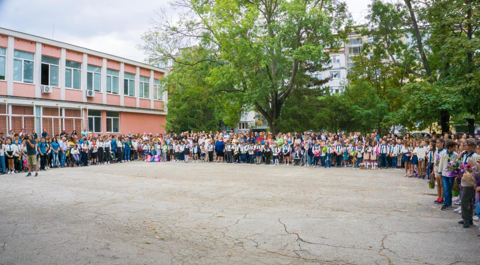 С  две паралелки първолаци по-малко посреща Русе новата учебна година

