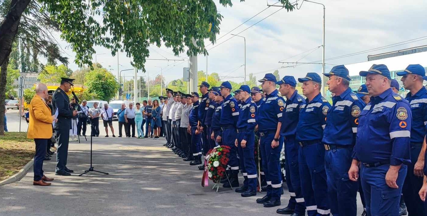 В навечерието на професионалния празник на пожарникарите и спасителите- 14 септември, бяха отличени 56 служители от РДПБЗН – Русе