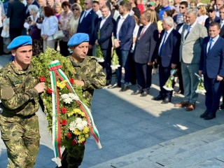    Заупокойна молитва в памет на загиналите и благодарствен молебен отслужиха Негово Високопреосвещенство Русенският митрополит Наум