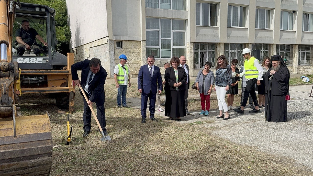 Първа копка на изграждането на физкултурен салон и топла връзка към ОУ „Никола Обретенов“