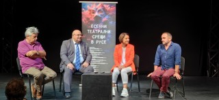    „Есенни театрални срещи“ се финансира от Министерството на културата и по програма „Култура“ на община Русе.