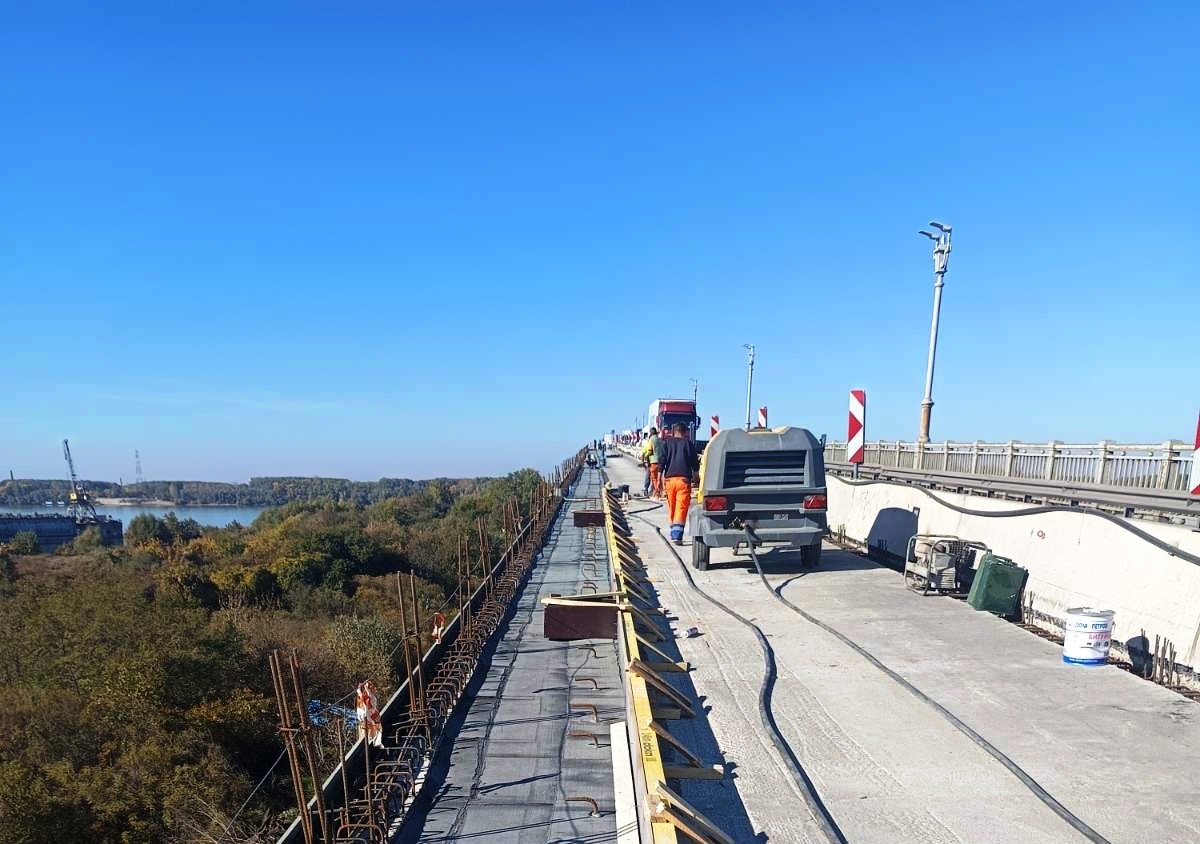 Напредва изграждането на новата отводнителна система, хидроизолацията и антикорозионната защита на Дунав мост при Русе