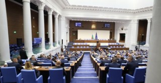    С много ниско доверие започва и работата си 51-вият парламент