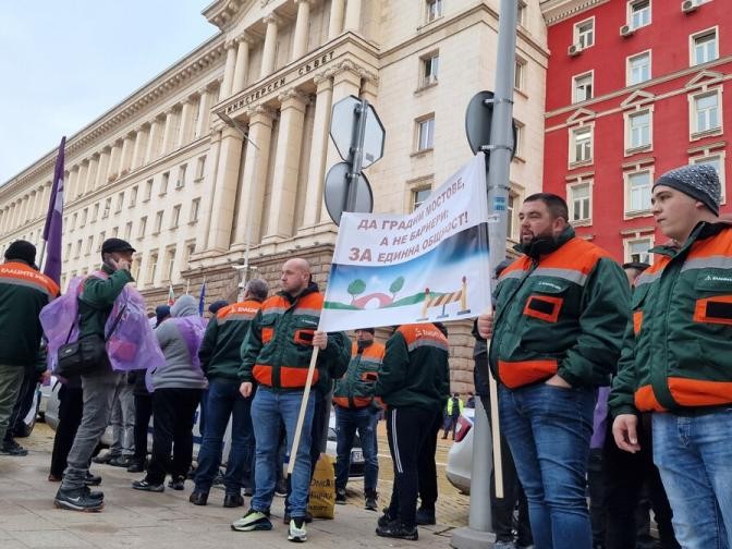 Миньори излязоха на протест под прозорците на властта 