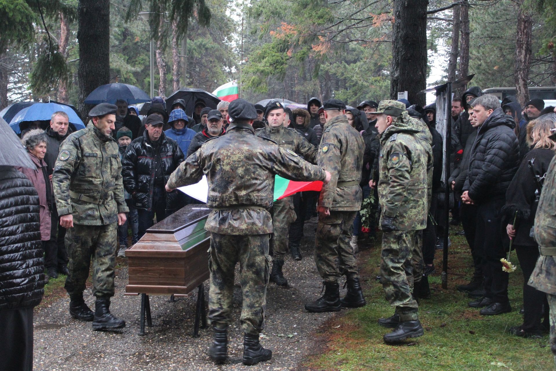 С националния химн и най-високи почести изпратиха кмета 
на Две могили Божидар Борисов в последния му земен път 
