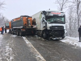 Турски ТИР се блъсна в снегорин, след като навлезе в насрещното движение