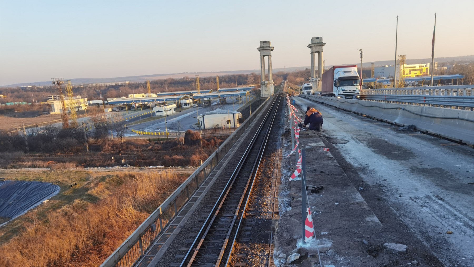 Премахната е старата настилка, парапетът и осветлението в платното за Румъния на Дунав мост при Русе